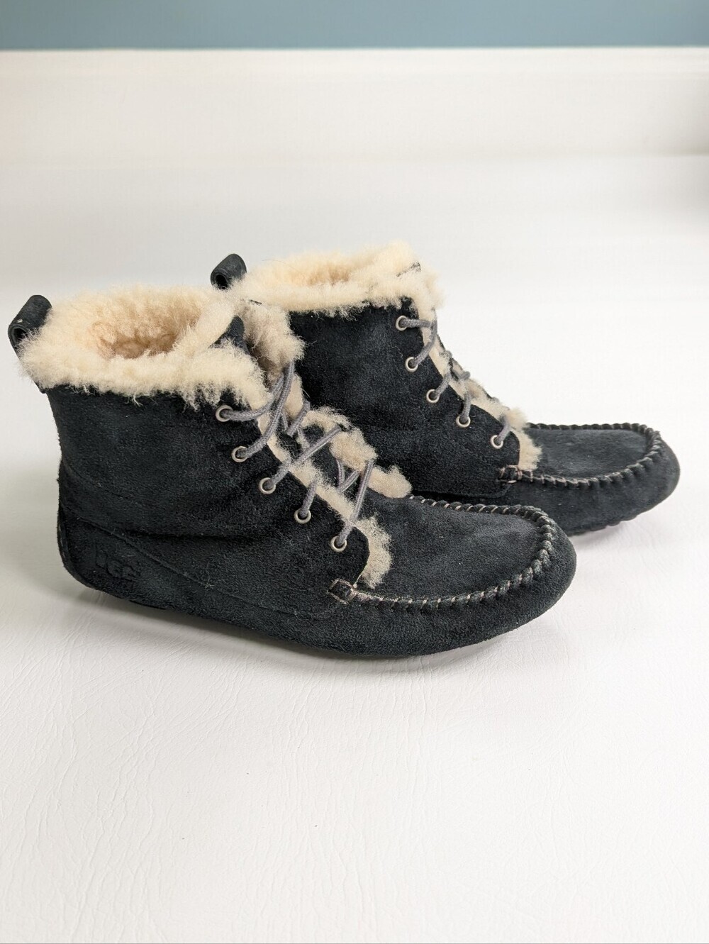 Ugg Chickaree Moccasin Black Suede Boots Women's Size 7  Shearling lined